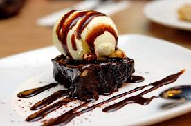 Brownie con Helado de Vainilla y Nata 